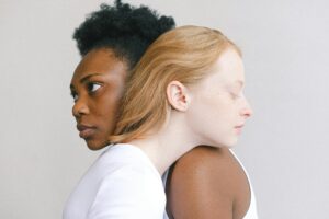 women forgiving each other